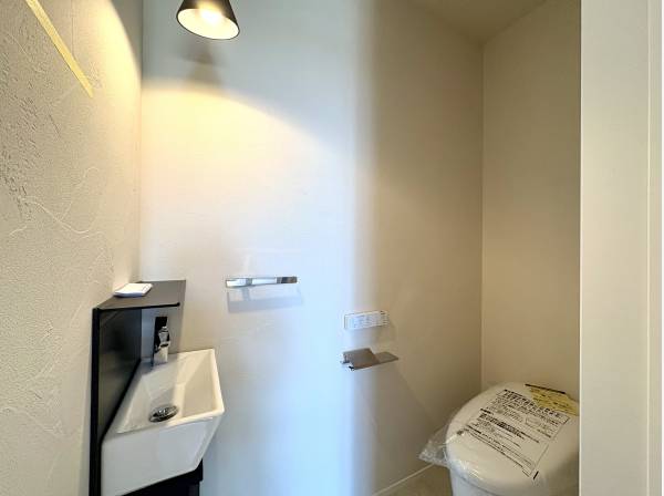 タンクレストイレ。すっきりとした空間で手洗いカウンター付きです。