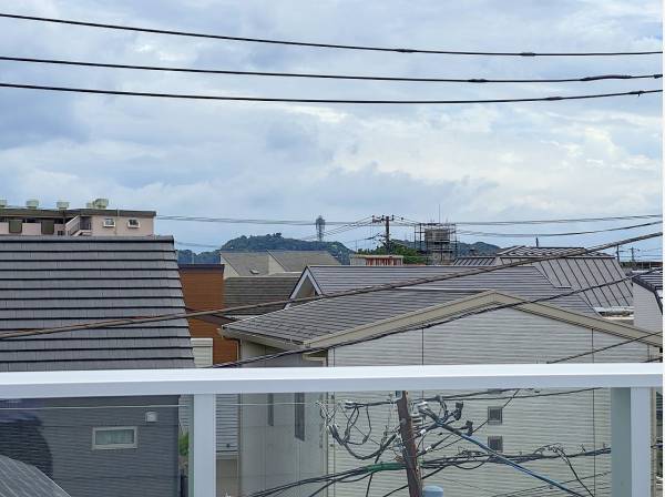 江の島を結構近くに望めます。迫力ある花火鑑賞が出来そうです。