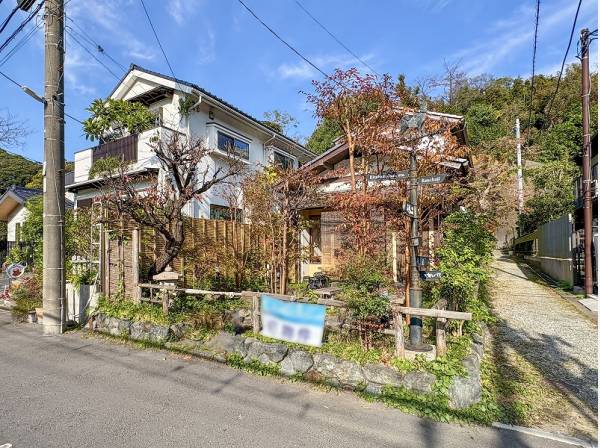 季節によって表情を変える緑に囲まれた奥ゆかしいロケーション