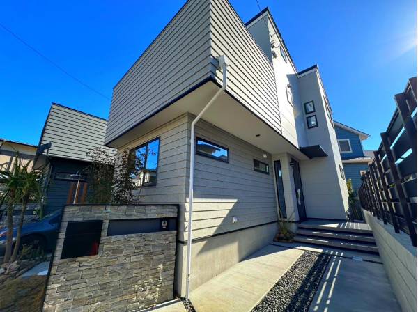 リゾート感溢れるモダンスタイルの新築戸建でございます