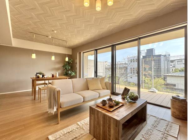 窓の先に広がる余白、暮らしにゆとりをもたらす景色。