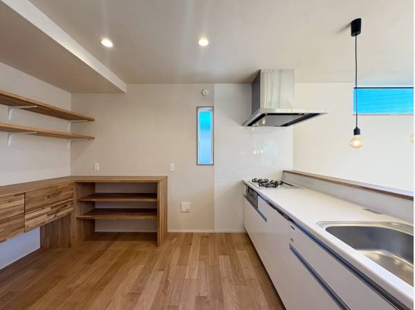 収納たっぷりで広々としたキッチンスペース