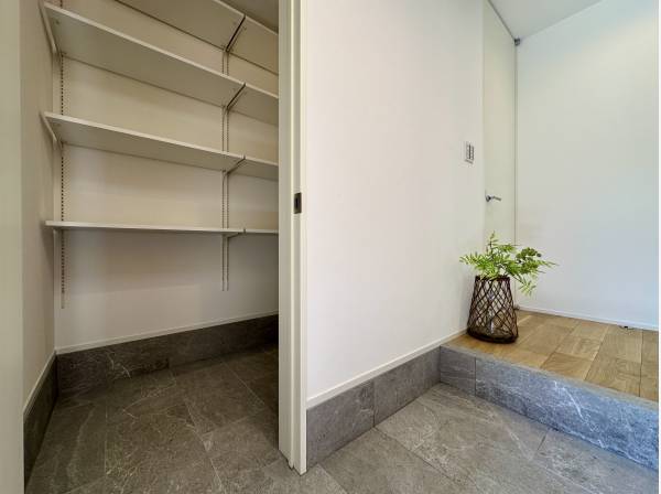 大型のシューズクロークを完備した玄関