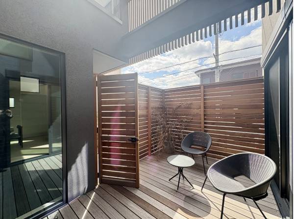 １階テラス。外の空気を感じるプライベートな時間を愉しめます