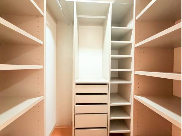 キッチン以外にも、居室の横に収納たっぷり