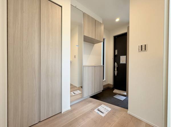 玄関収納に全身鏡が付いた便利な玄関。