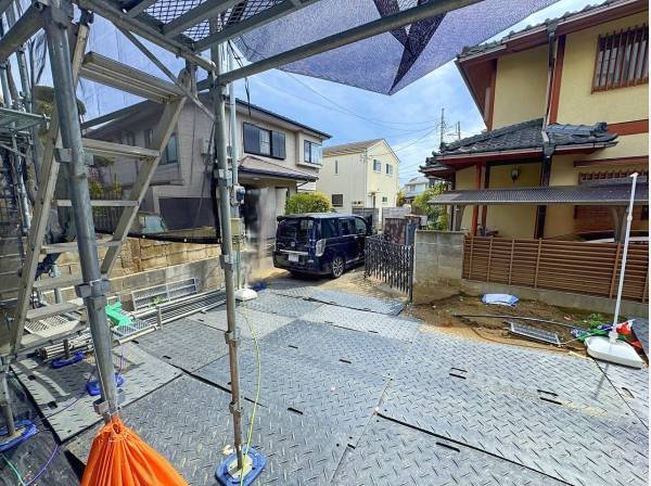 敷地間口をパチリ。大き目なお車でも楽に乗り入れ出来ると思います。