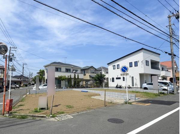 前面道路はゆとりの広さがあり車の出入り楽々です