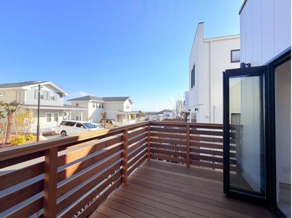 リビングからは素敵なウッドデッキ調のバルコニーへ！