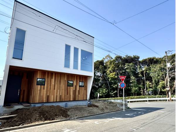 目を惹くエクステリア
緑との調和が素敵です