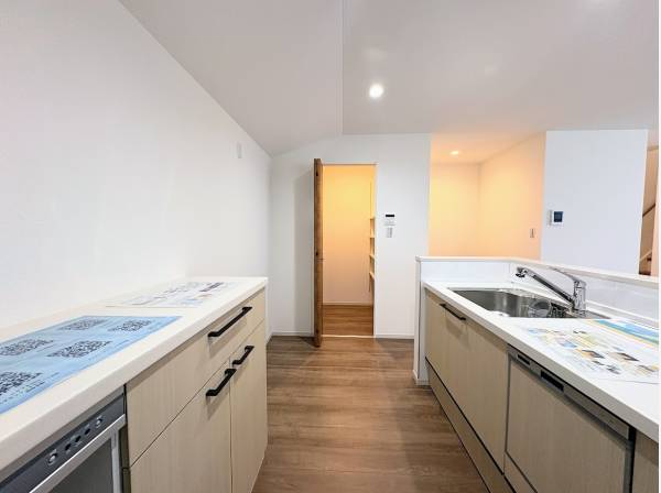 部屋全体を見渡せる対面キッチン、奥にはパントリーもあります