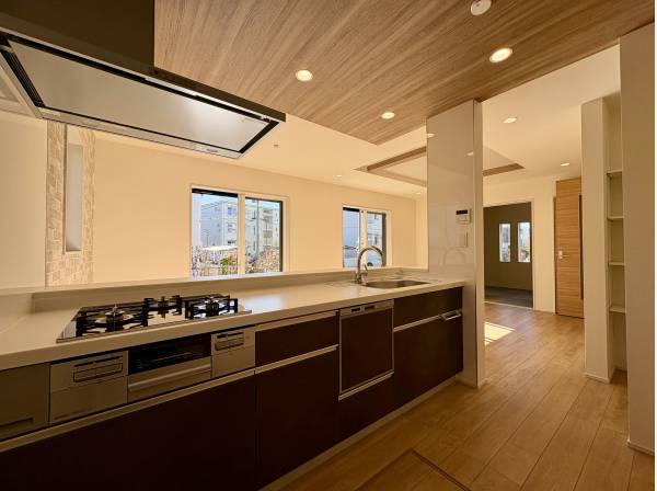 対面式システムキッチンは食洗機と浄水器付き