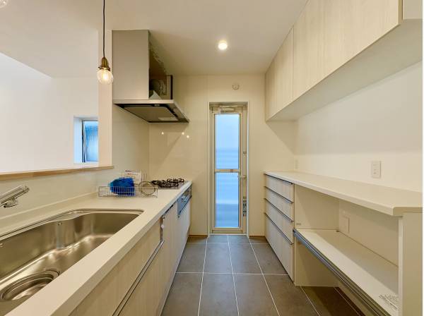 カップボード付きのシステムキッチン