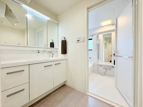 LIXIL洗面台鏡が大きく日々の準備も捗ります