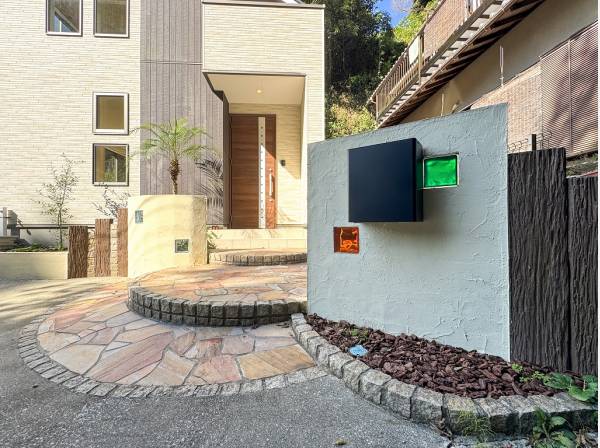 湘南らしい植栽が寄り添うこだわり溢れるアプローチ