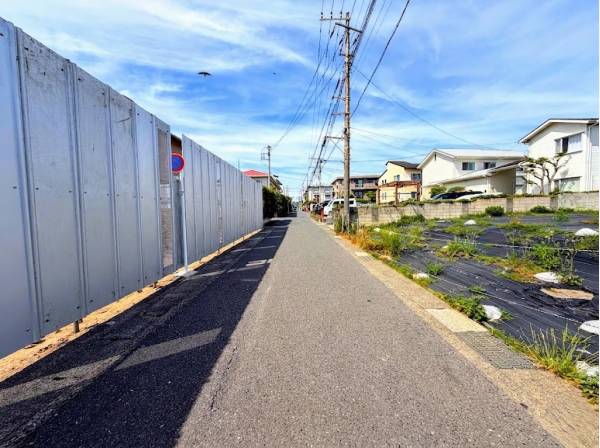 前面道路も広く、駐車もスムーズです