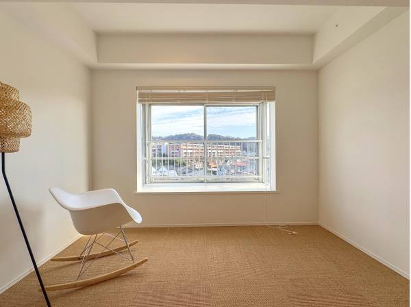 フローリングでも畳でもない自然素材を敷き詰めた床。裸足が気持ちいい。