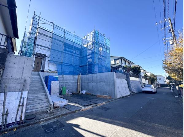 高台で見晴らしがよく開放的な現地