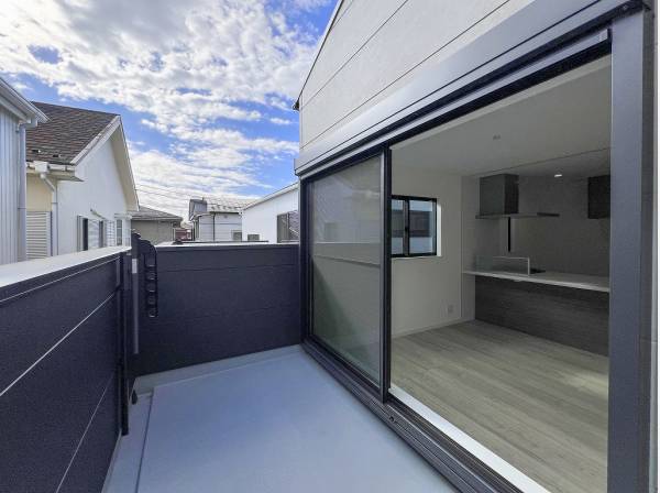 ダイニングスペースの先には南東向きのバルコニーを配し採光率アップ