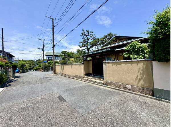 前面道路も広々