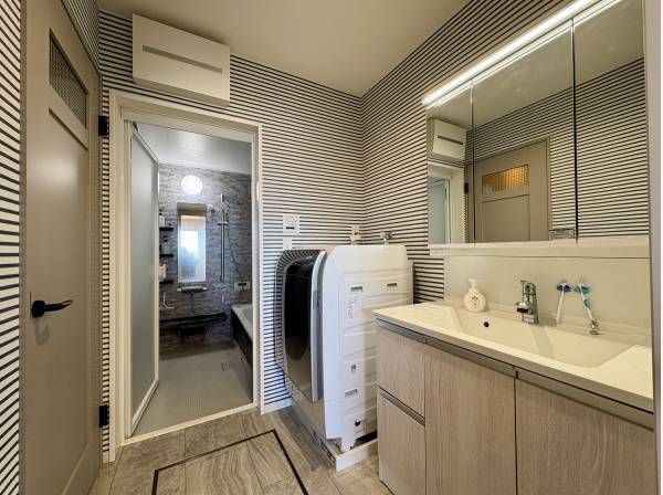 シックなバスルームと洗面脱衣室、床下収納も備えています。