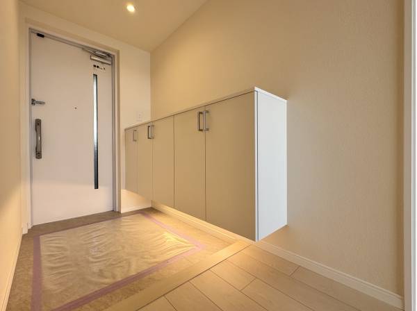 収納力のある玄関スペースで、すっきりとした暮らしを実現。