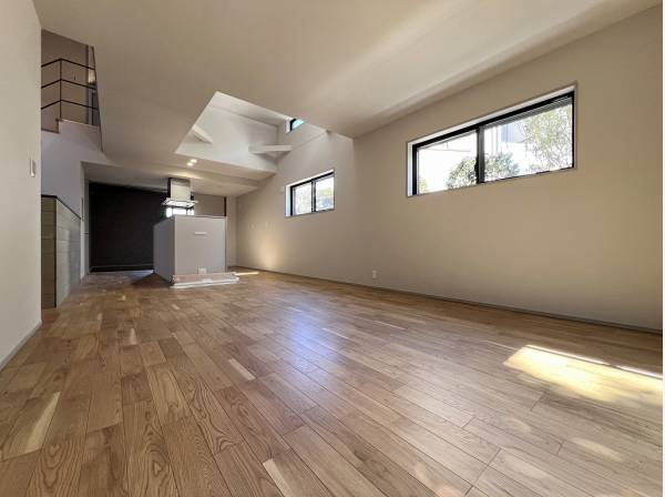 吹抜けの高窓に加え沢山の窓から心地よい光が注がれる明るい空間