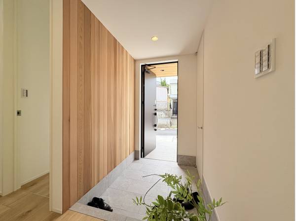 天然木を使用した玄関がお出迎え