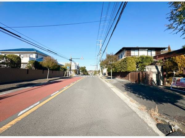 前面道路は約15ｍの広さがあり車の出し入れにも余裕があります。