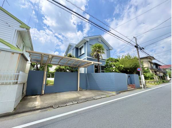 湘南の閑静な住宅地に馴染む、落ち着いた色合いの外観です