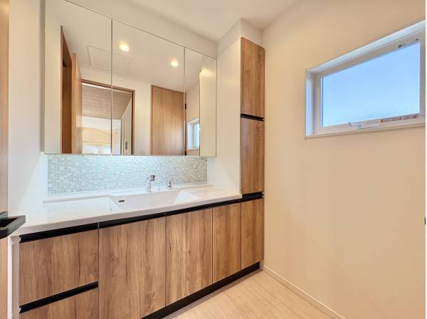 高級感のあるパウダールーム。ワイドも十分あります