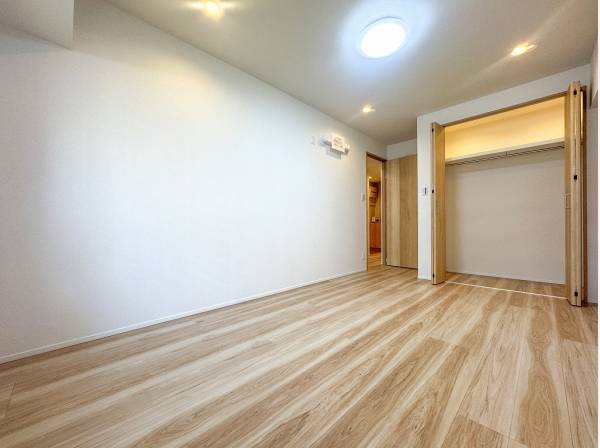 ゆとりあるクローゼットを備えた洋室