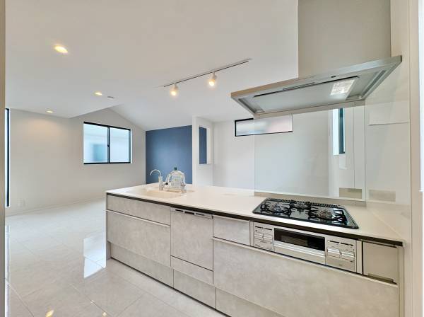 キッチンは対面式なのでリビング側を見渡すことが出来ます