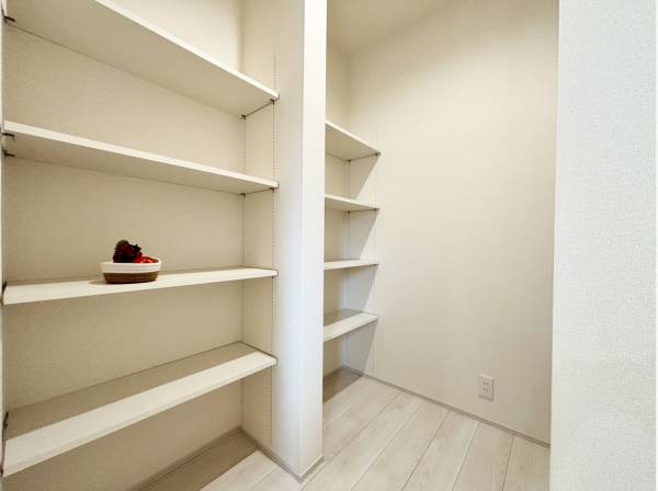 キッチン裏にも嬉しいスペースが！