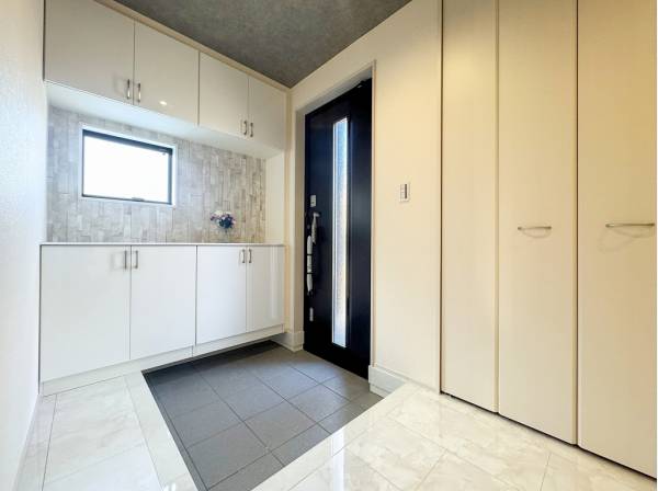 窓から射し込む光が白い空間に反射して明るいエントランス