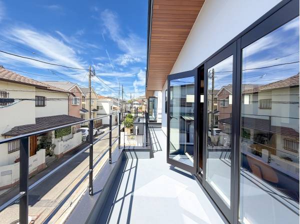 伸びやかに広がる南向きバルコニー
