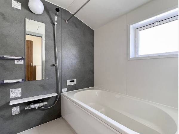 緩やかなカーブを描く天井が広がりを感じさせリラックスできる空間