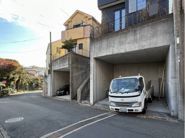 カースペースはビルトインガレージに車種により2台駐車可能！