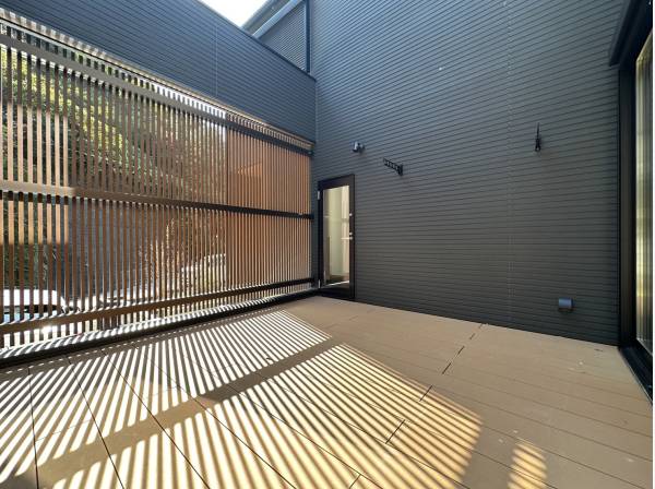 リビングから出ることのできる8帖もの広さのを誇るウッドデッキ