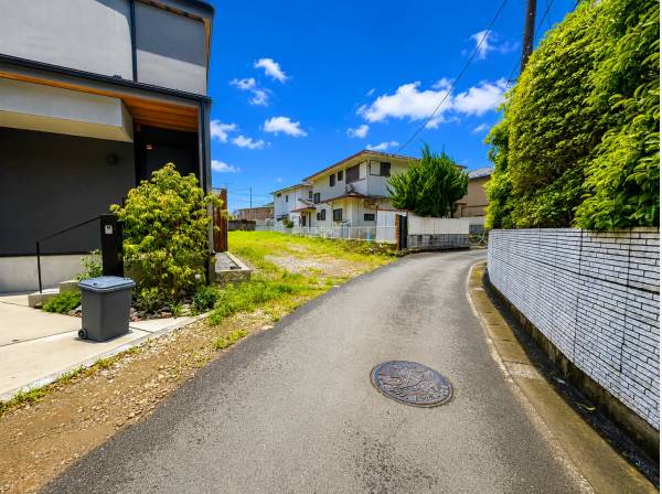 前面道路は交通量も少なく閑静な住宅地になってます。
