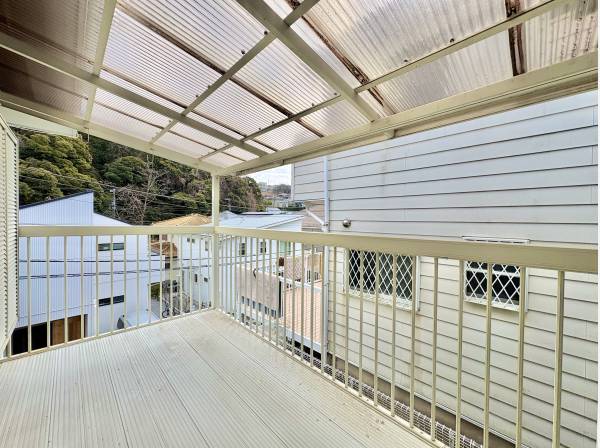 屋根のついたバルコニー