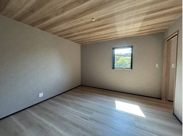 お部屋はゆったり９帖超の広さを確保。窓から緑を望みます