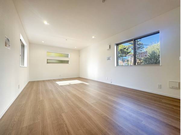 三面採光のLDK リビングダイニングは床暖房が完備され冬もポカポカ♪