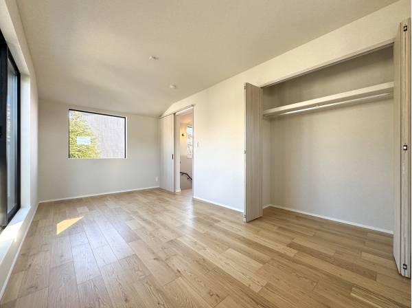 ワイドバルコニーが寄り添う8帖超のベッドルーム