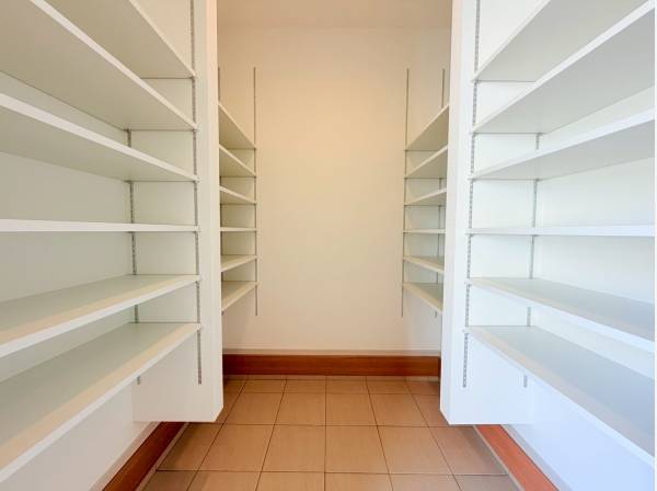 両側に可動式の棚を備えた大容量のSIC