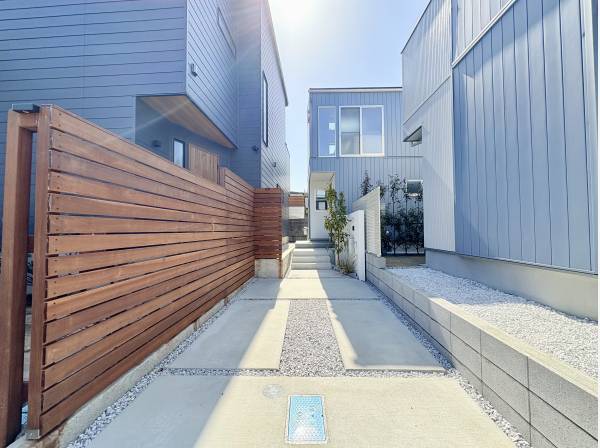 駐車スペースは正面にあります