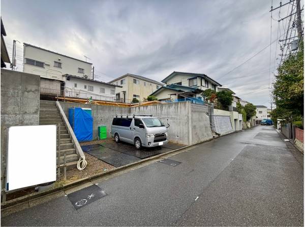 前面道路も広々としています。
