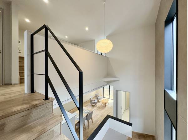 吹き抜けで開放的な空間。照明もお洒落です