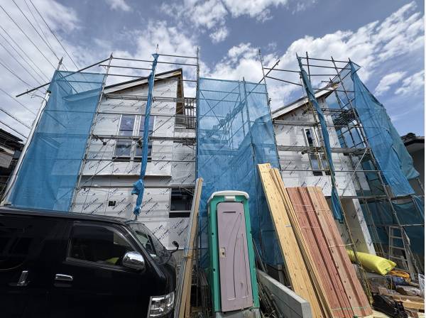 写真右側が当物件です