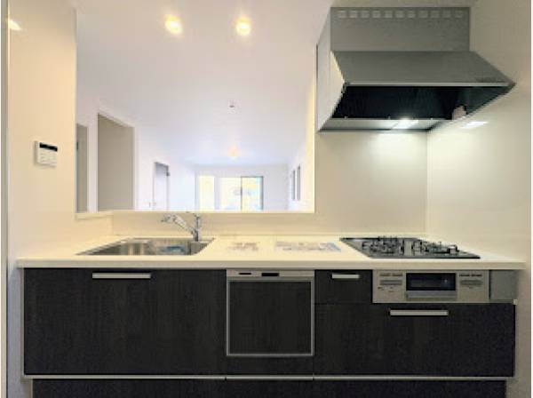 部屋全体を見渡す対面式キッチン